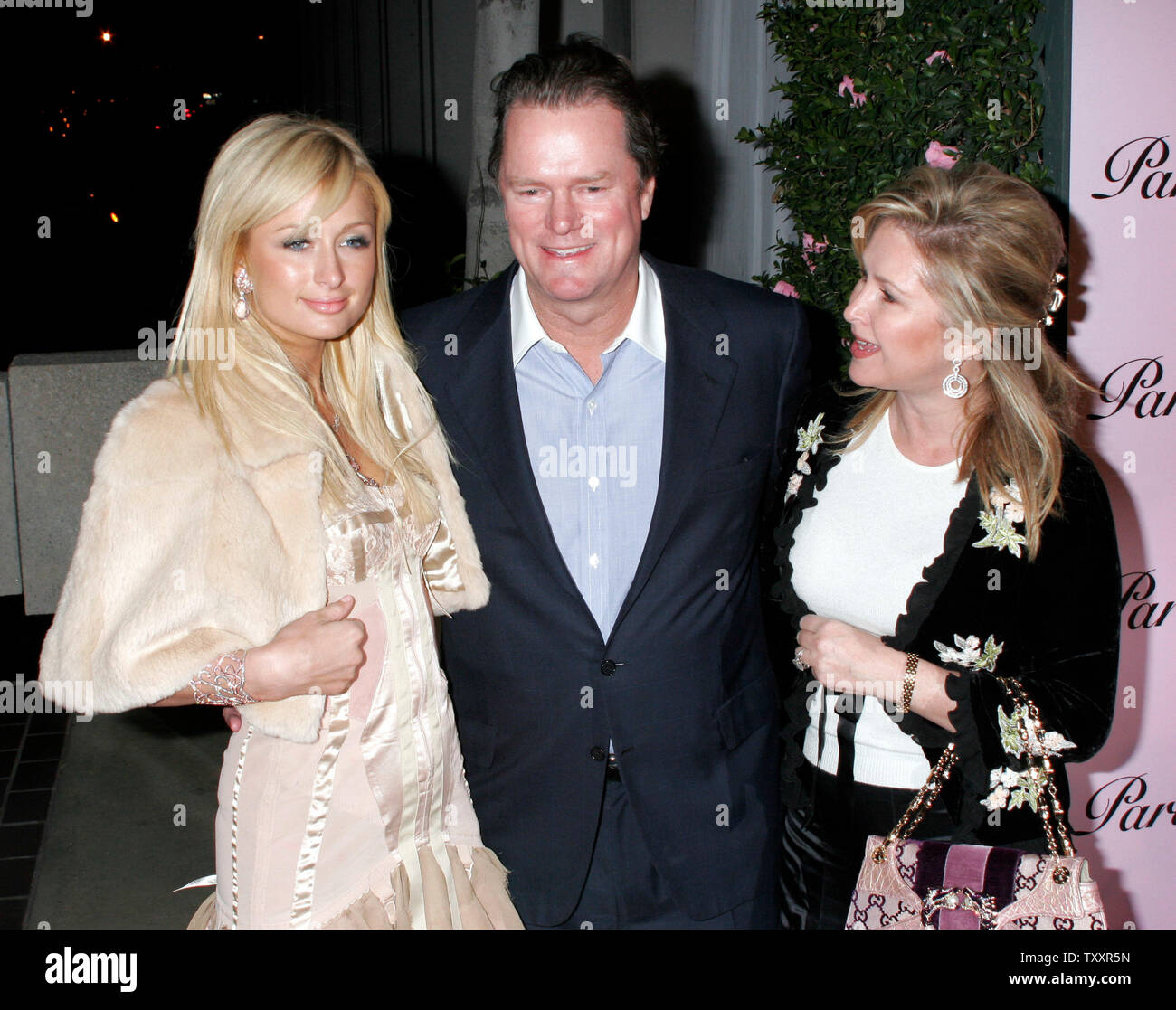 Paris Hilton , à gauche, avec ses parents, Rick et Kathy Hilton, arriver à l'occasion du lancement de sa nouvelle fragrance, l'auto-intitulé, 'Paris Hilton' Parfum à Los Angeles, 3 décembre 2004. (Photo d'UPI/Francis Specker) Banque D'Images