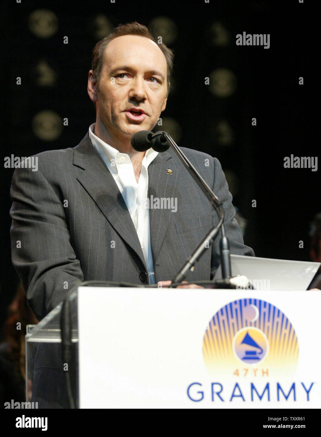 L'acteur Kevin Spacey parle lors de l'annonce de la candidature pour la 47e cérémonie annuelle de remise des prix Grammy à Los Angeles, 7 décembre 2004. (Photo d'UPI/Francis Specker) Banque D'Images