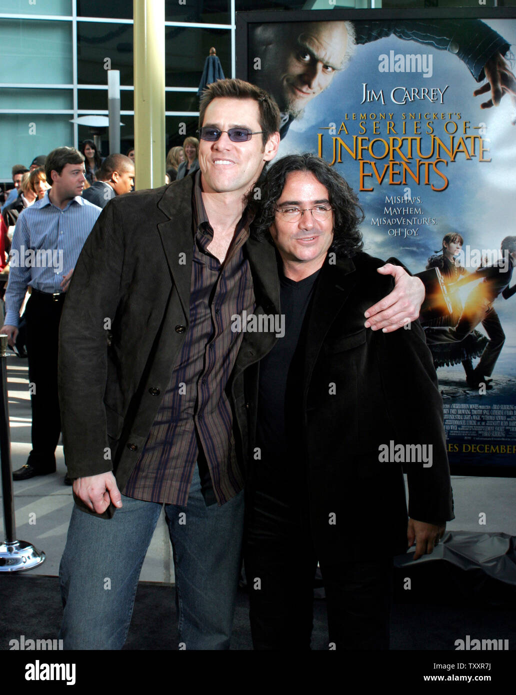 L'acteur Jim Carrey, gauche, et réalisateur Brad Silberling arriver au 12 décembre 2004 Los Angeles première du film ', Lemony Snicket's A Series of Unfortunate Events', à la coupole de Cinerama. Le film s'ouvre le 17 décembre. (Photo d'UPI/Francis Specker) Banque D'Images