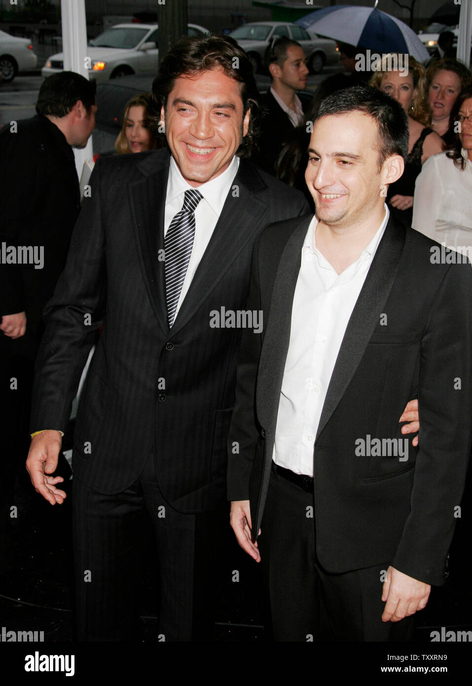 L'acteur Javier Bardem, gauche, et directeur Alejandro Amenábar arrive à la 10e édition des Critics' Choice Awards à Los Angeles le 10 janvier 2005.(Photo UPI/Francis Specker) Banque D'Images