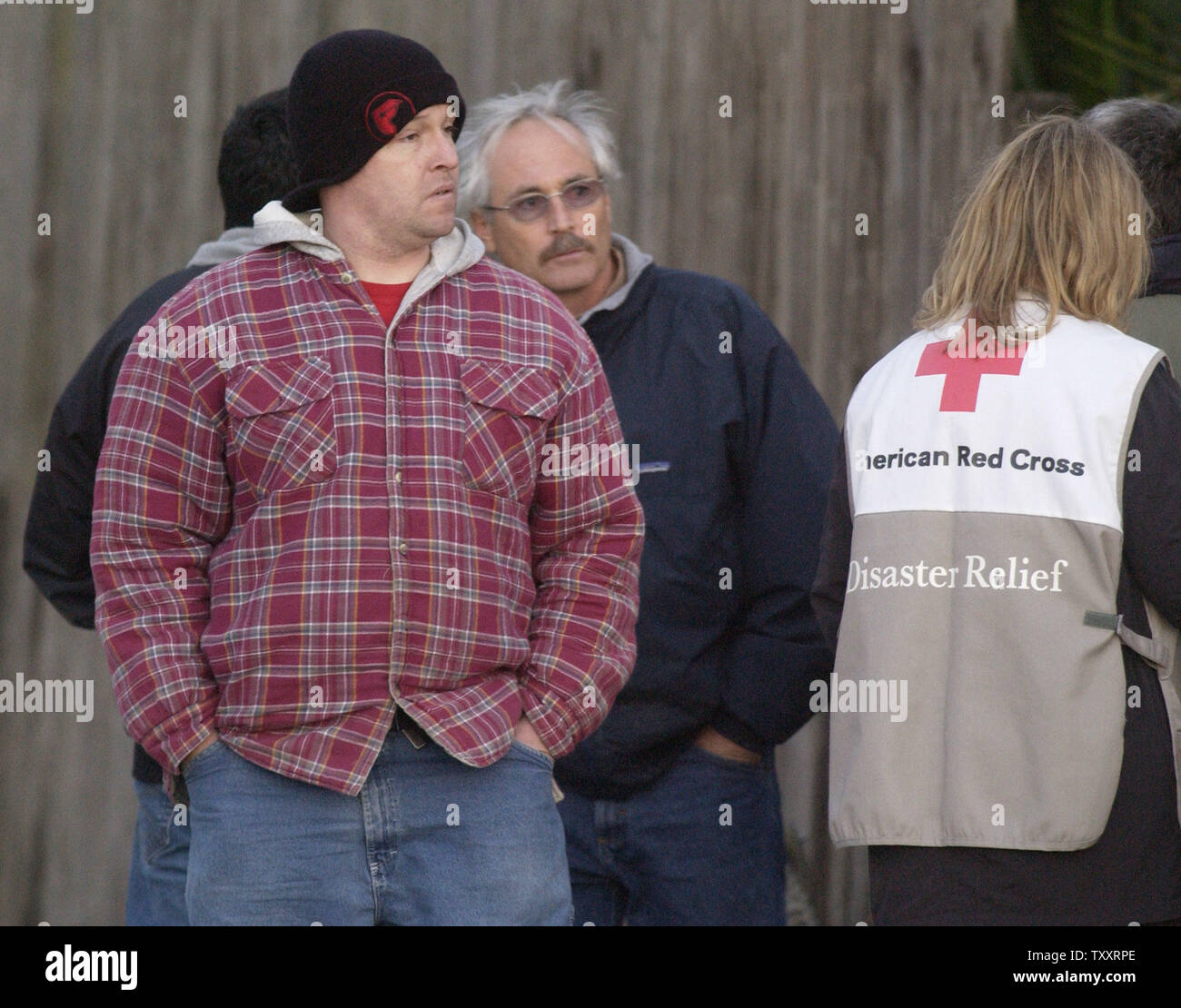Attendent les résidents mot sur des êtres chers le 11 janvier 2005, à la suite d'un glissement de terrain massif hier La Conchita, en Californie. Un mur de boue pool dans le petit village le 10 janvier l'enfouissement plus de 15 maisons et tuant au moins quatre personnes. Pas moins de 20 personnes sont portées disparues. (Photo d'UPI/Jim Ruymen) Banque D'Images