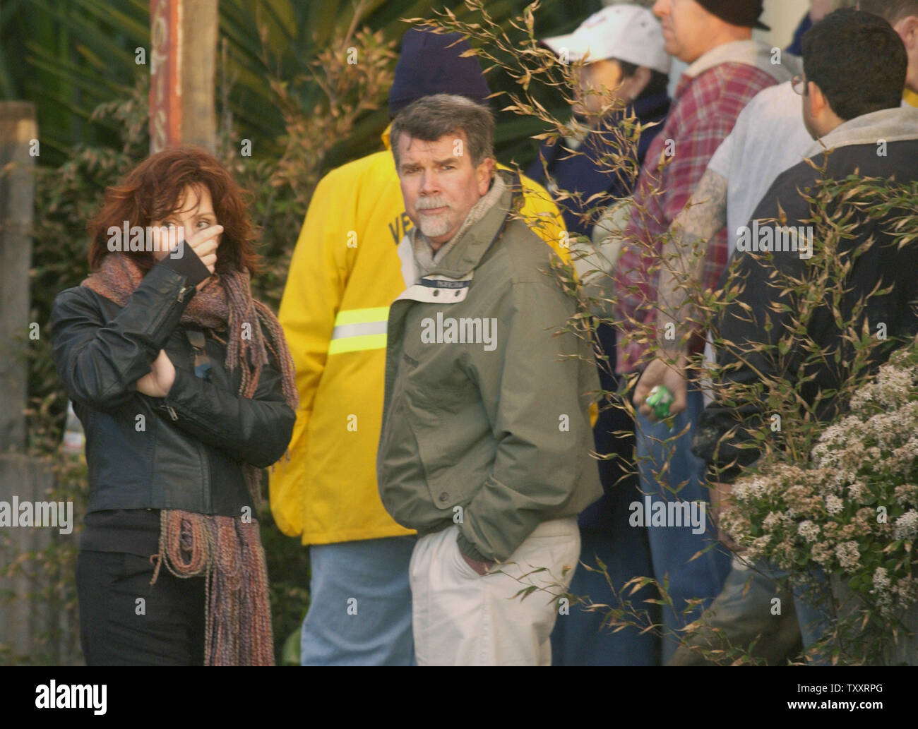 Attendent les résidents mot sur des êtres chers le 11 janvier 2005, à la suite d'un glissement de terrain massif hier La Conchita, en Californie. Un mur de boue pool dans le petit village le 10 janvier l'enfouissement plus de 15 maisons et tuant au moins quatre personnes. Pas moins de 20 personnes sont portées disparues. (Photo d'UPI/Jim Ruymen) Banque D'Images