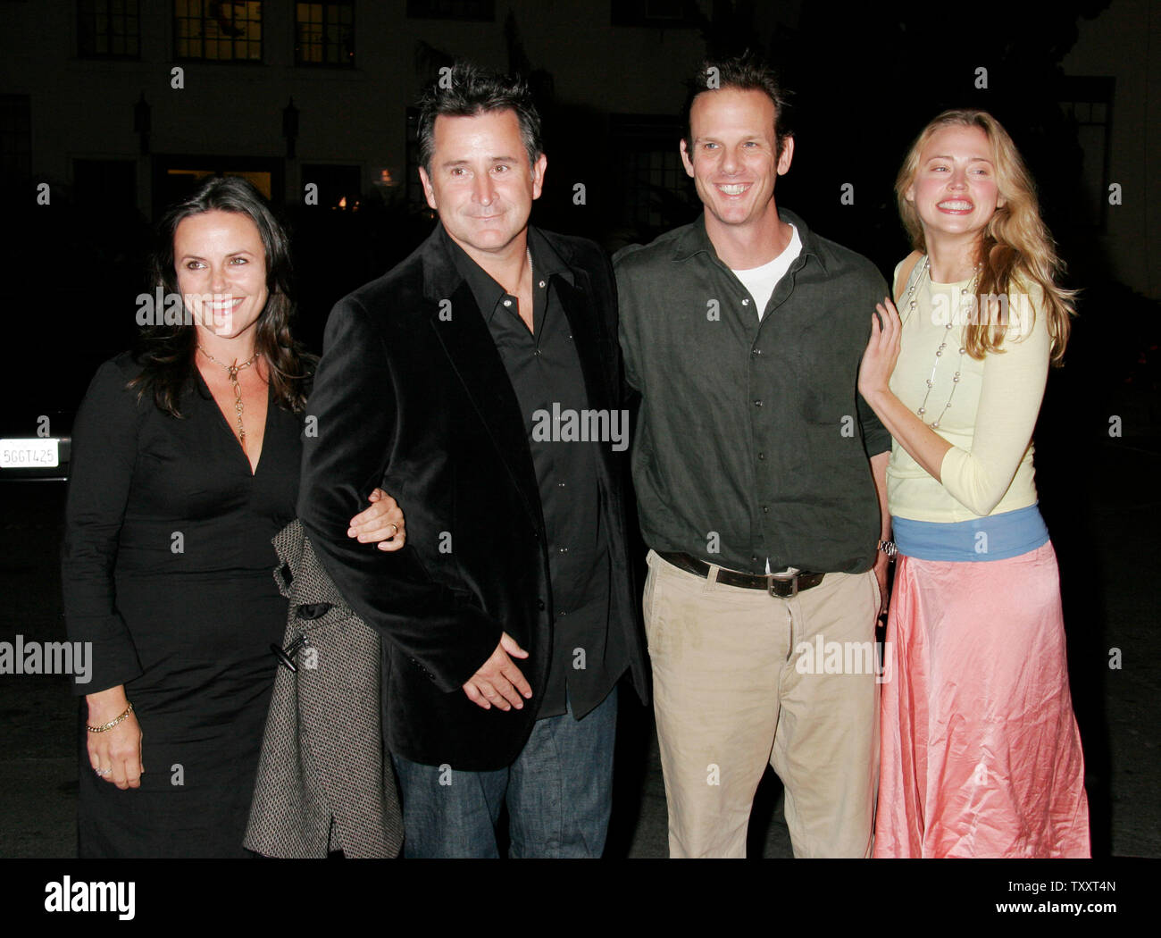 De gauche à droite, les acteurs Gia Carides, son mari, l'acteur Anthony LaPaglia, acteur/réalisateur Peter Berg, et l'actrice Estella Warren arrivent au 24 janvier 2005, Los Angeles première du film, ''à cache-cache", à l'Zanuck Theatre. Le film s'ouvre aux Etats-Unis le 28 janvier. (Photo d'UPI/Francis Specker) Banque D'Images