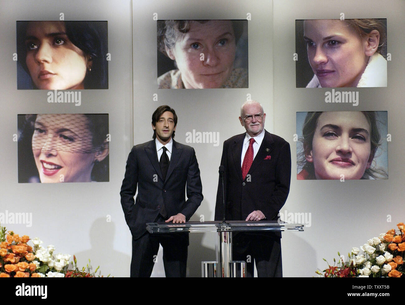 L'acteur oscarisé Adrian Brody (L) et l'Academy of Motion Picture Arts and Sciences, Président Frank Pierson annoncer les nominations pour la meilleure actrice pour la 77e Academy Awards annuels au cours d'une cérémonie télévisée à Beverly Hills, Californie le 25 janvier 2005. Les nominés pour la meilleure actrice dans un rôle principal sont, à partir d'en bas à gauche : Annette Bening, pour 'Being Julia,' Catalina Sandino Moreno, pour 'Maria pleine de grâce", Imelda Staunton, pour 'Vera Drake,' Hilary Swank, pour 'Million Dollar Baby', et Kate Winslet, pour "Eternal Sunshine of the Spotless Mind.' les Academy Awards sont prévus pour être ann Banque D'Images