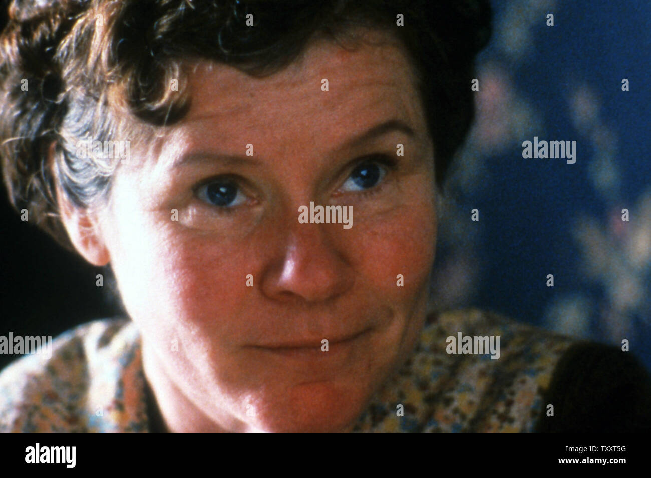 Imelda Staunton, apparaissant dans ce encore de 'Vera Drake,' a été nommé le 25 janvier 2005 de la meilleure actrice dans un premier rôle pour sa performance dans le film. Cette image est disponible ici, dans le cadre de l'Academy of Motion Picture Arts and Sciences, 77e annuelle des Academy Awards Nominations. Photo UPI/HO l'AMPAS) Banque D'Images