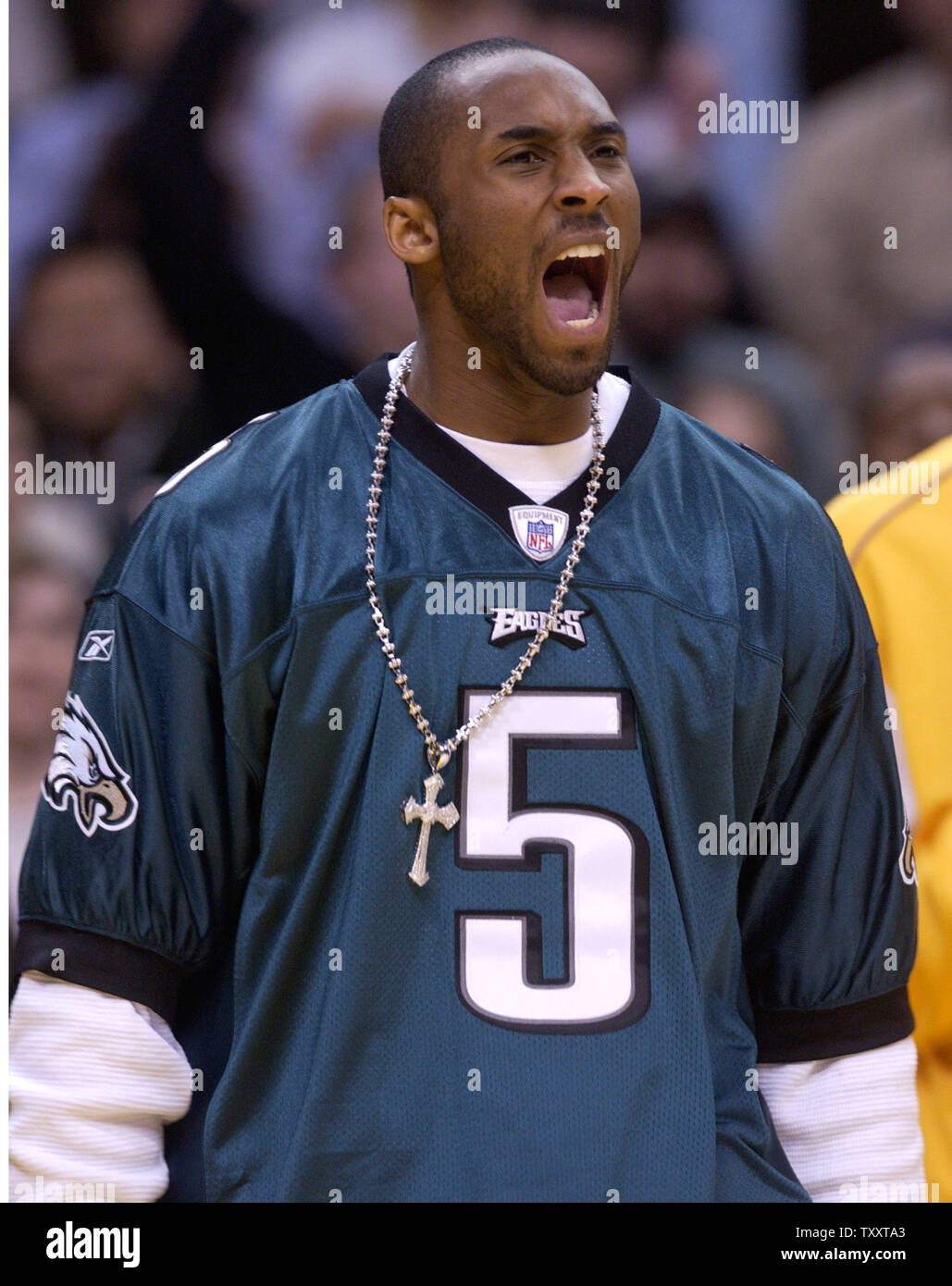 Los Angeles Lakers' Kobe Bryant, portant un Philadelphia Eagles Donavan McNabb jersey football, réagit à une décision de l'arbitre au quatrième trimestre l'action contre les San Antonio Spurs, le 3 février 2005, au Staples Center de Los Angeles. Bryant, dont la ville natale est Philadelphie est à l'écart avec une entorse à la cheville droite et ne devrait pas revenir avant la pause d'étoiles, au plus tôt. ((UPI Photo/Jim Ruymen) Banque D'Images