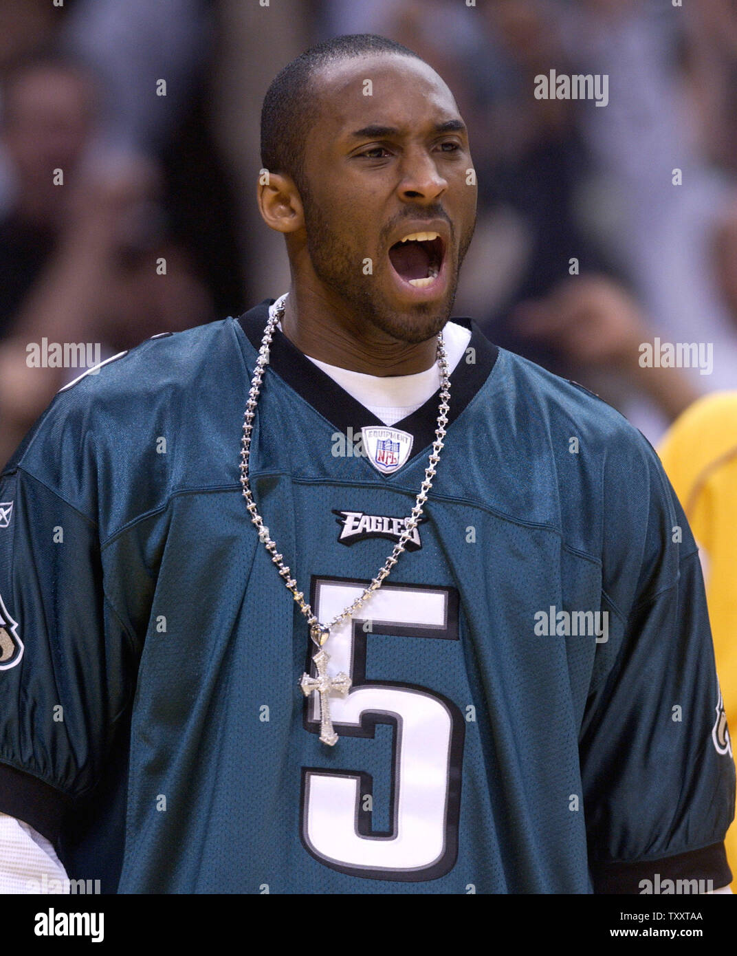 Los Angeles Lakers' Kobe Bryant, portant un Philadelphia Eagles Donavan McNabb jersey de football, a bientôt sur son équipe au quatrième trimestre l'action contre les San Antonio Spurs, le 3 février 2005, au Staples Center de Los Angeles. Bryant, dont la ville natale est Philadelphie est à l'écart avec une entorse à la cheville droite et ne devrait pas revenir avant la pause d'étoiles, au plus tôt. ((UPI Photo/Jim Ruymen) Banque D'Images