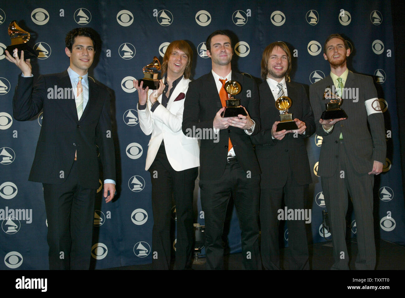 Maroon 5 apparaît dans les coulisses avec leur prix à la 47e Grammy Awards à Los Angeles le 13 février 2005. (Photo d'UPI/Laura Cavanaugh) Banque D'Images