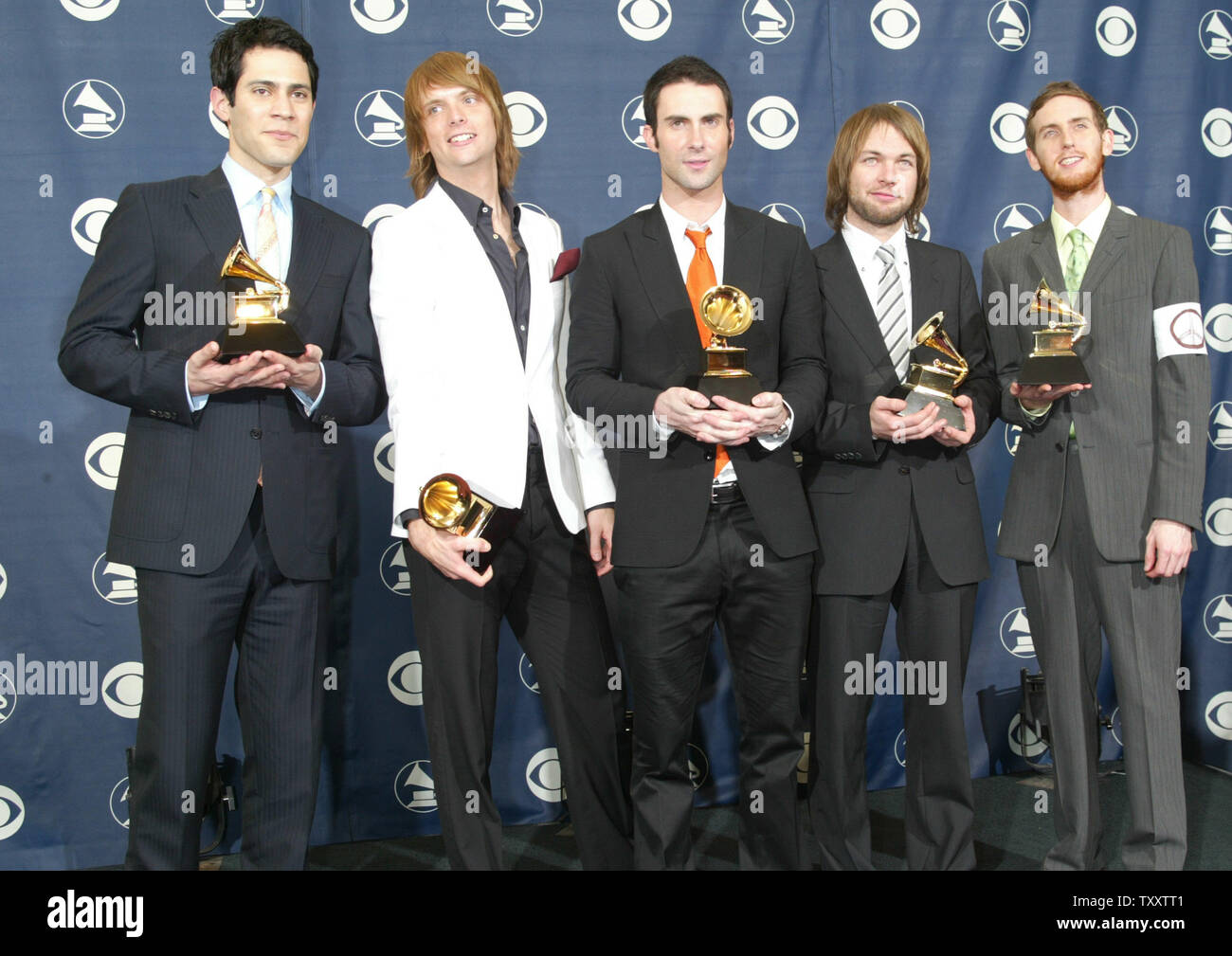 Maroon 5 apparaît dans les coulisses avec leur prix à la 47e Grammy Awards à Los Angeles le 13 février 2005. (Photo d'UPI/Laura Cavanaugh) Banque D'Images