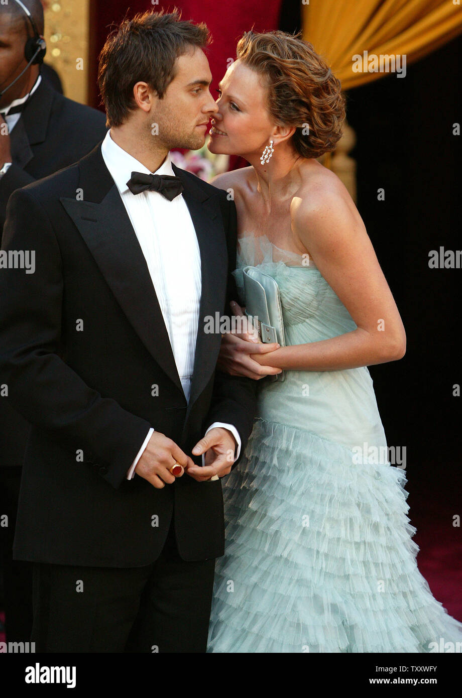 Charlize Theron et son petit ami Stuart Townsend arrivent pour la 77e Academy Awards annuel tenu à le Kodak Theatre, le 29 février 2004, à Los Angeles. (Photo d'UPI/Terry Schmitt) Banque D'Images