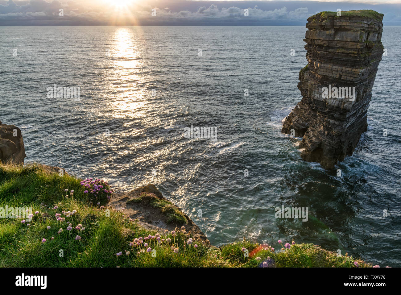 Dun Briste mer pile dans le comté de Mayo en Irlande. c'est l'un des endroits le long de la manière sauvage de l'Atlantique Banque D'Images