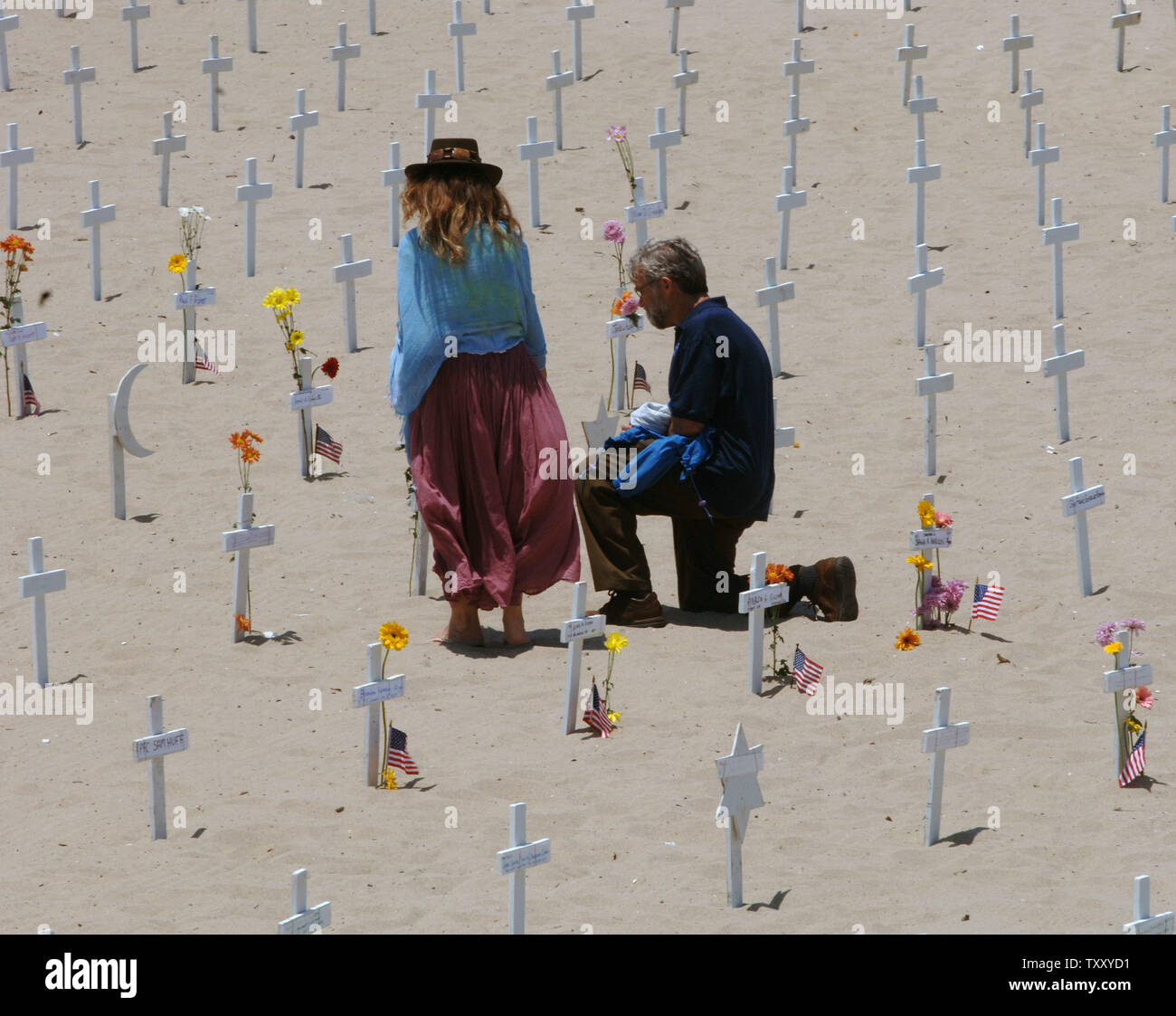 Ray McGovern, un analyste de la CIA s'agenouille au milieu d'un mémorial affichage des croix sur la plage Dimanche 29 mai 2005, à Santa Monica, CA, en l'honneur de la 1 657 soldats morts en Irak. (Photo d'UPI/Jim Ruymen) Banque D'Images