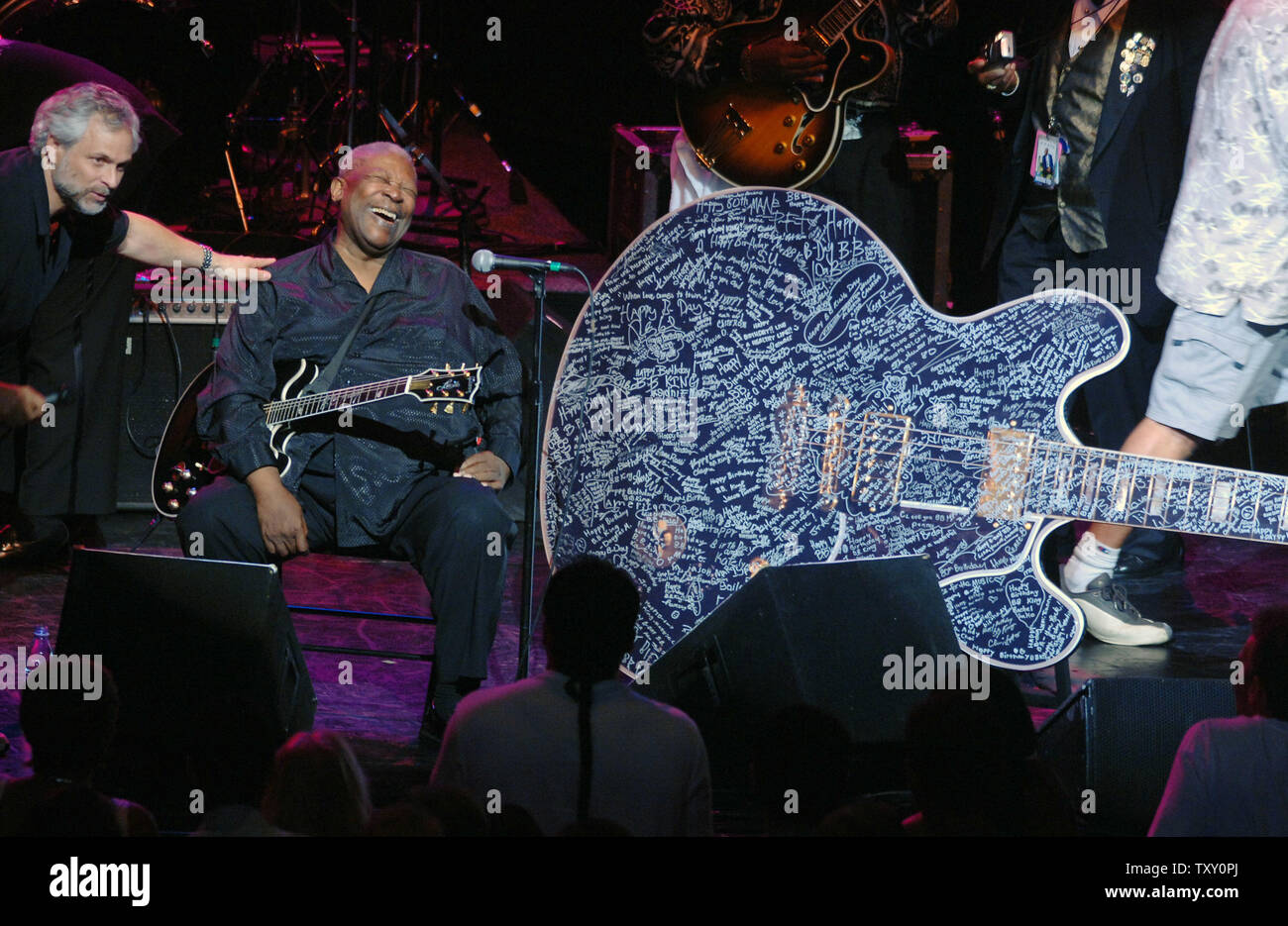 Giant Electric Guitar Banque D Image Et Photos Alamy