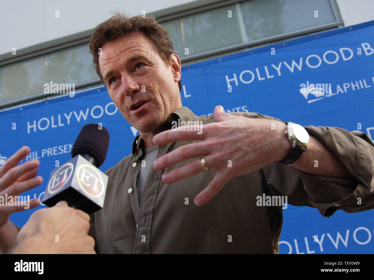 L'acteur Bryan Cranston arrive pour un rendement par Yo-Yo Ma et le Silk Road Ensemble à KCRW's World Festival au Hollywood Bowl le 7 août 2005 . Cranston joue le père sur Fox's 'Malcolm au milieu.' (UPI Photo/ Phil McCarten) Banque D'Images