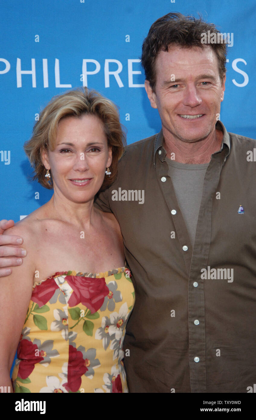 L'acteur Bryan Cranston (R) et sa femme Robin Dearden arrivent pour une performance par Yo-Yo Ma et le Silk Road Ensemble à KCRW's World Festival au Hollywood Bowl le 7 août 2005 . Cranston joue le père sur Fox's 'Malcolm au milieu.' (UPI Photo/ Phil McCarten) Banque D'Images