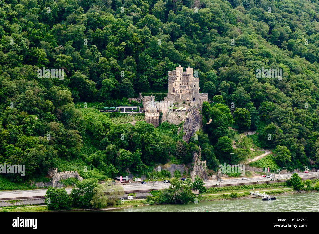 Château Burg Rheinstein par Assmanshausen dans la vallée du Haut-Rhin moyen (Mittelrhein), à proximité de Rudesheim, Bingen. Assmanshausen, Hessen, Allemagne Banque D'Images