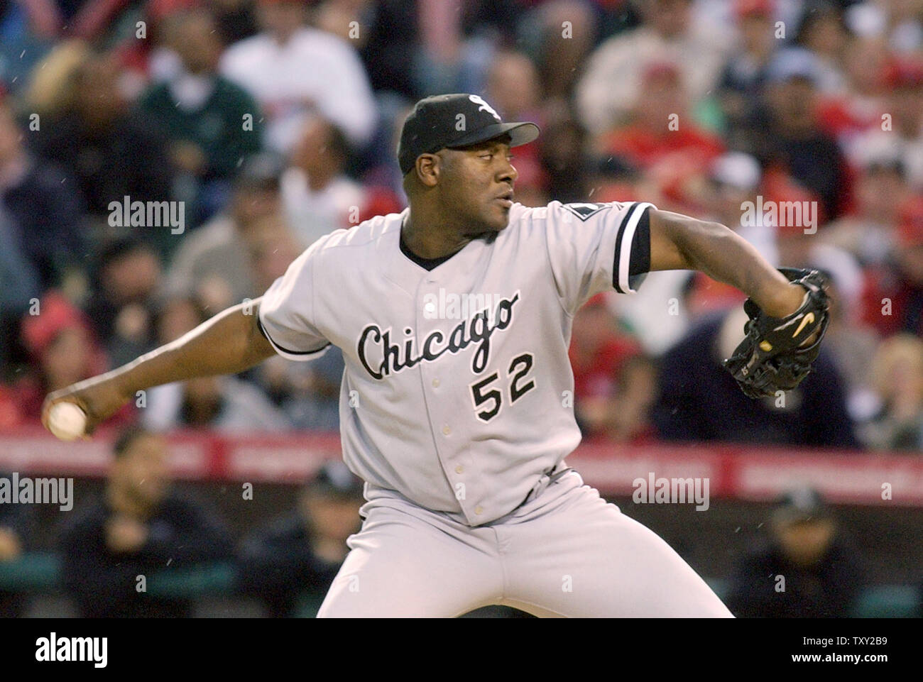 Le lanceur partant des Chicago White Sox Jose Contreras se jette dans la première manche pour le Los Angeles Angels of Anaheim dans le jeu 5 de la série de championnat de la ligue américaine le 16 octobre 2005, à Anaheim, CA. (Photo d'UPI/John Hayes) Banque D'Images