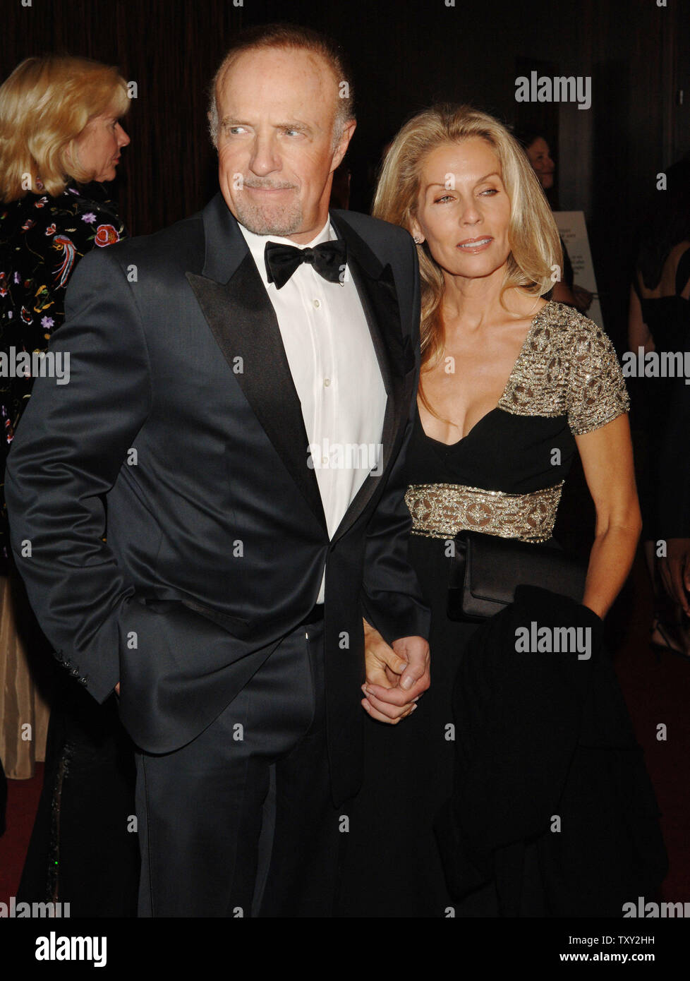 L'acteur James Caan (L) et son épouse Linda arrive à la 20e Annual American Cinematheque Award gala Pacino dans Beverly Hills le 21 octobre 2005. Le RCAS et Pacino a joué dans les films "Le Parrain I et II." La cérémonie de gala qui a été enregistrée dispose d'extraits de films et des discours de Pacino co-stars du film sera diffusée par la chaîne câblée AMC comme 'Hollywood célèbre Al Pacino Un American Cinematheque Tribute' le 22 janvier 2006. (Photo d'UPI/Jim Ruymen) Banque D'Images