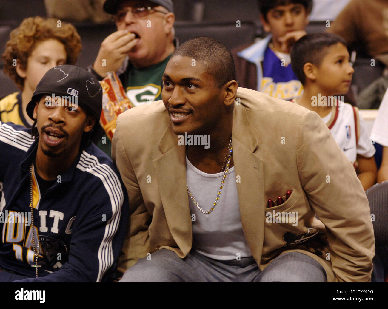 Indiana Pacers' Ron Objet fabriqué (R) montres les Lakers de Los Angeles' de basket de la NBA contre les cavaliers de Cleveland à Los Angeles le 12 janvier 2006. Objet fabriqué, la NBA 2003-2004 joueur défensif de l'année, a été en moyenne de 19,4 points quand il a exprimé son désir d'être échangé le mois dernier. Plus tard, il est revenu sur cette déclaration, mais le président de l'équipe Larry Bird et Walsh ont dit qu'ils ne sont plus intéressés à le faire jouer à l'Indiana. Objet fabriqué n'a pas joué dans un jeu depuis le 6 décembre. (Photo d'UPI/Jim Ruymen) Banque D'Images