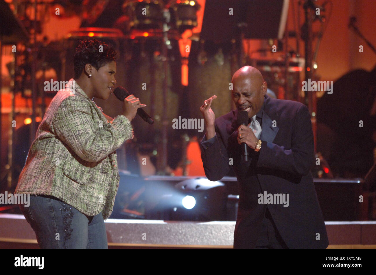 Kelly : (L) et l'Évêque Morton effectuer au cours de l'enregistrement de la célébration d'un pari Evangile VI au Wilshire Ebell Theatre de Los Angeles, Californie le 28 janvier 2006. Le spectacle sera diffusé le 23 février sur BET.(UPI Photo/ Phil McCarten) Banque D'Images