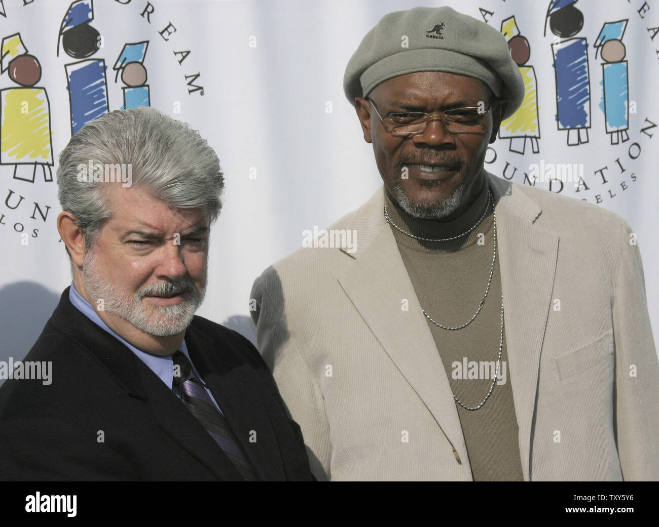Producteur George Lucas (L) et l'acteur et honoree Samuel L. Jackson arrivent sur le tapis rouge à la J'ai un Dream Foundation 8e brunch Gospel au House of Blues à West Hollywood, Californie le 29 janvier 2006. (Photo d'UPI/David Silpa) Banque D'Images