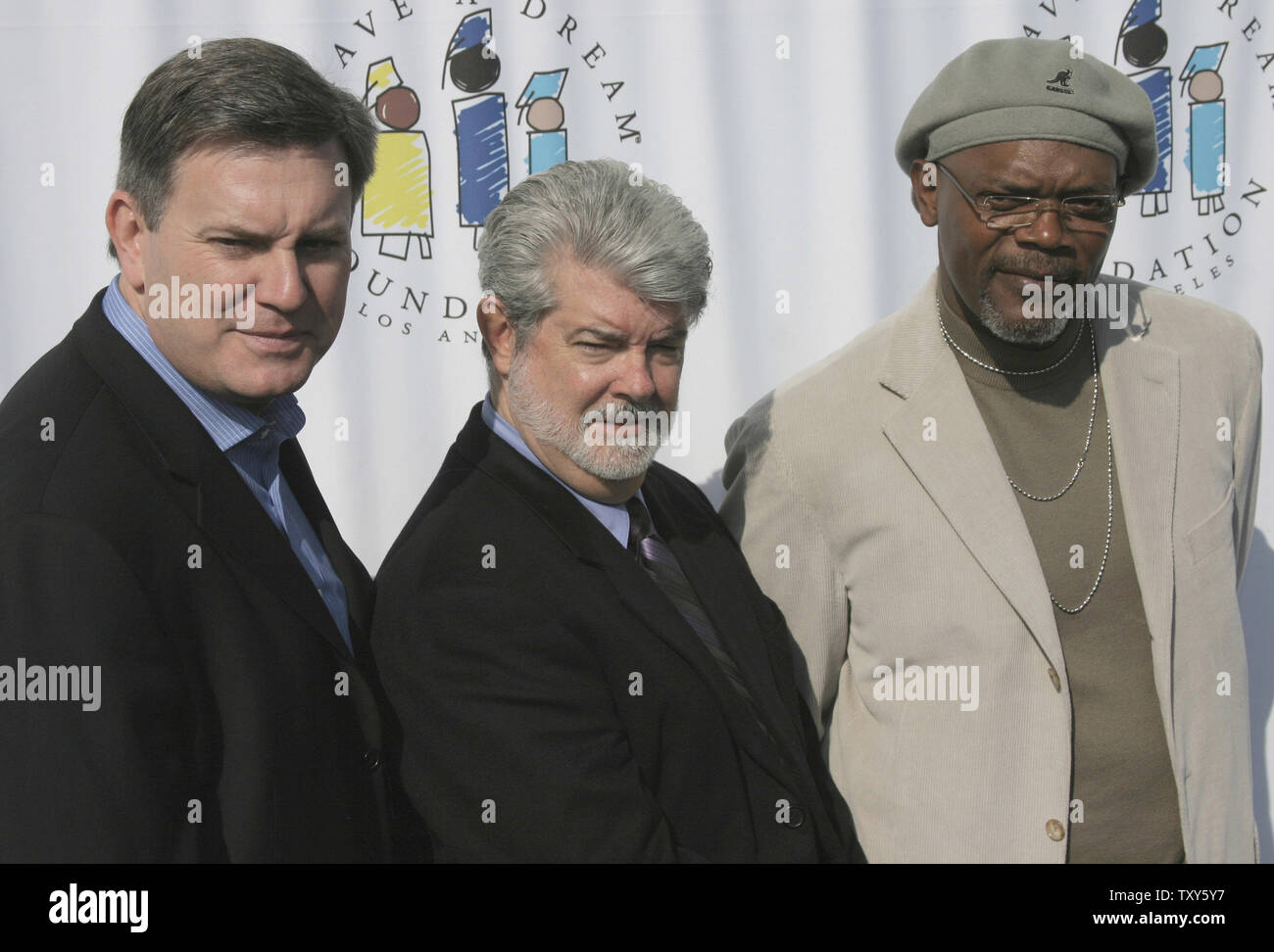 Le Président du Groupe et de divertissement d'Anschutz honoree Tim Leiweke, producteur George Lucas (C) et l'acteur et honoree Samuel L. Jackson (R)arrivent sur le tapis rouge à la J'ai un Dream Foundation 8e brunch Gospel au House of Blues à West Hollywood, Californie le 29 janvier 2006. (Photo d'UPI/David Silpa) Banque D'Images
