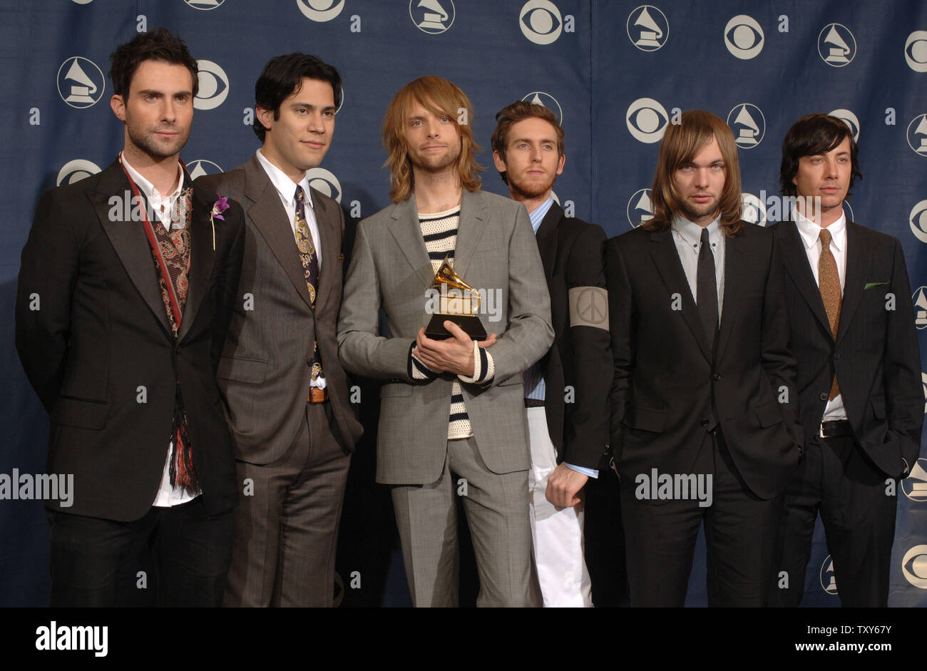 (L-R) Adam Levine, Ryan Dusick, James Valentine, Jesse Carmichael, Mickey Madden et Matt Flynn de Maroon 5 célébrer leur Grammy pour la Meilleure performance pop d'un groupe à la 48e cérémonie annuelle de remise des prix Grammy au Staples Center de Los Angeles le 8 février 2006. (Photo d'UPI/Phil McCarten) Banque D'Images