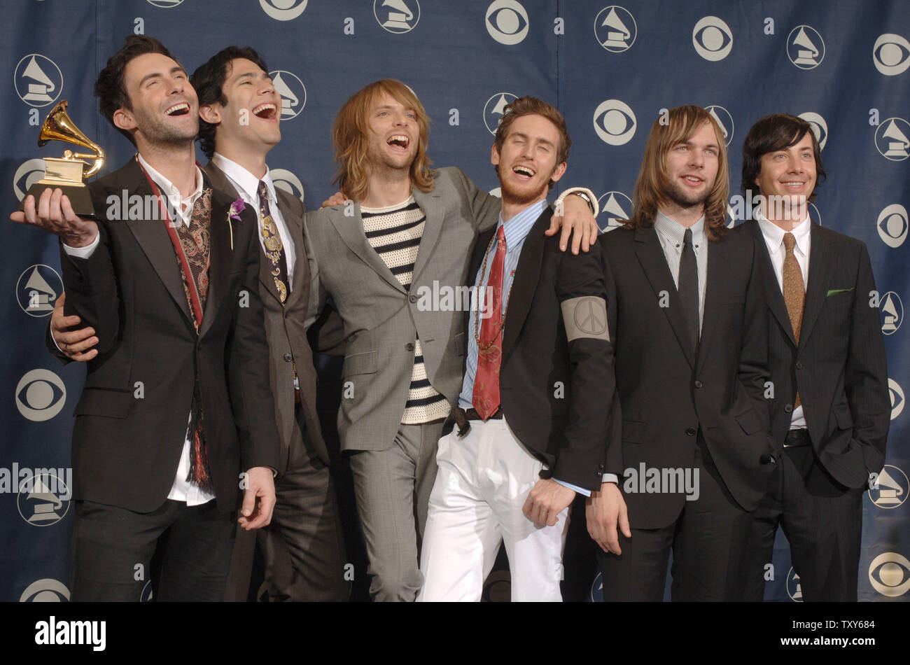 (L-R) Adam Levine, Ryan Dusick, James Valentine, Jesse Carmichael, Mickey Madden et Matt Flynn de Maroon 5 célébrer leur Grammy pour la Meilleure performance pop d'un groupe à la 48e cérémonie annuelle de remise des prix Grammy au Staples Center de Los Angeles le 8 février 2006. (Photo d'UPI/Phil McCarten) Banque D'Images
