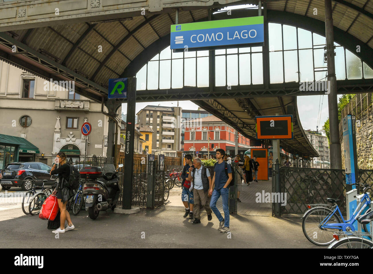 Côme, Italie - Juin 2019 : Les gens de quitter l'entrée de la gare après son arrivée au lac de Côme gare. Banque D'Images