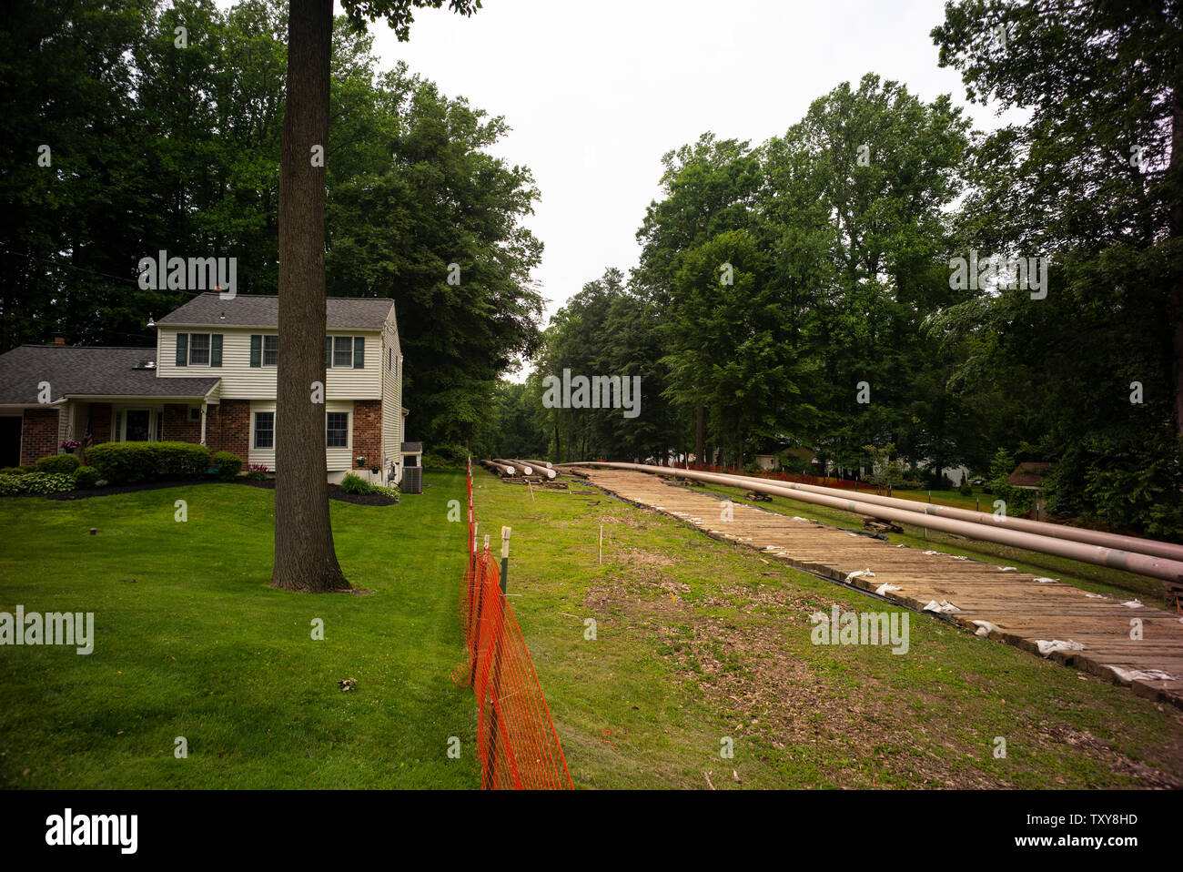 Les sections de tuyaux d'acier sont montées à proximité d'une résidence privée pour la construction de l'ETP-Sunoco Mariner East pipeline 2 de Exton, Pennsylvanie le 5 juin 2019. Le propriétaire peut avoir signé une servitude avec la société pipelinière qui maintenant a un droit de passage ou la terre a été prise par l'expropriation. Une fois terminé, le 350-mile Mariner East pipeline transportera 2 275 000 gallons par jour de gaz naturel liquide sous-produits et de s'étendre à travers la Pennsylvanie se terminant à Marcus Hook, New York où les produits pétroliers sera exporté à d'autres États et à l'étranger. Banque D'Images