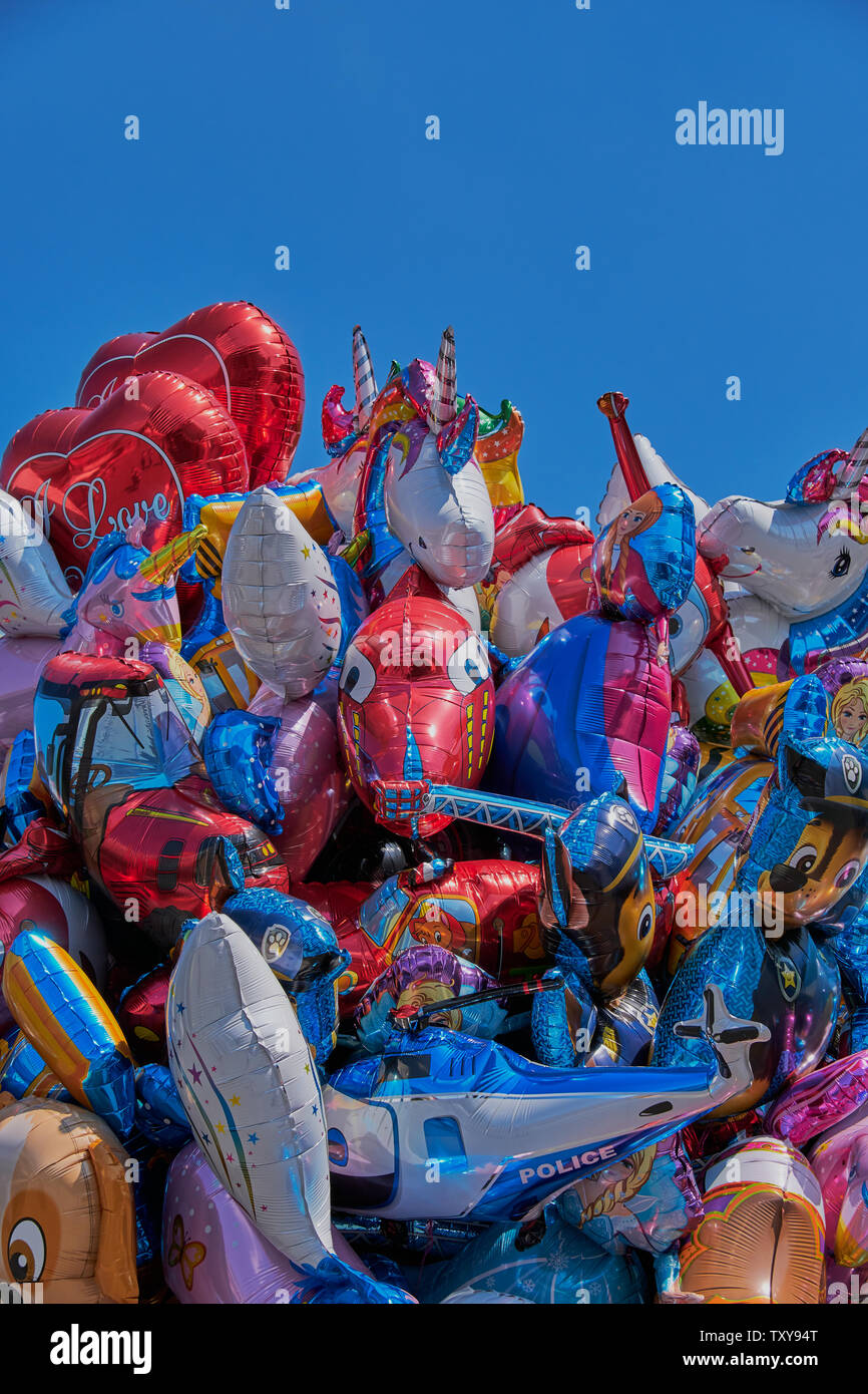 Mainz, Allemagne - le 24 juin 2019 : hélium, ballons colorés jouet au célèbre festival public Mainzer Johannisnacht à Mainz City, Allemagne Banque D'Images