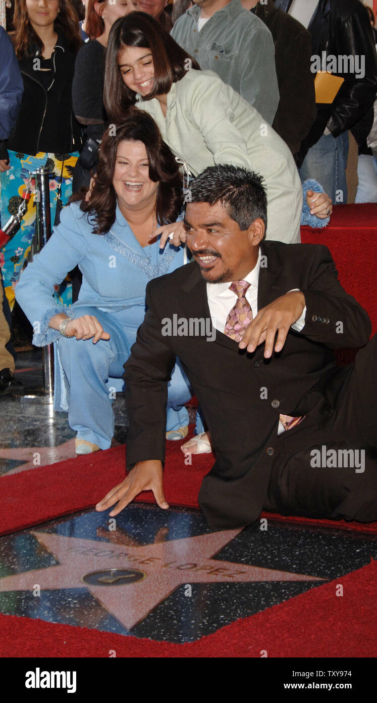 L'acteur/comédien George Lopez obtient taquiné par son épouse Ana (L) et sa fille comme Maya il pose avec son étoile sur le Hollywood Walk of Fame à Los Angeles le 29 mars 2006. Lopez's television comedy series "George Lopez" est diffusé son 100e épisode mercredi. (Photo d'UPI/Jim Ruymen) Banque D'Images