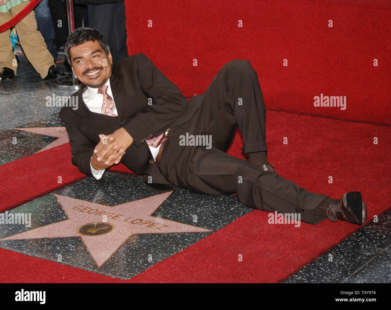 Acteur et comédien George Lopez frappe une pose avec son étoile sur le Hollywood Walk of Fame à Los Angeles le 29 mars 2006. Lopez's television comedy series "George Lopez" est diffusé son 100e épisode mercredi. (Photo d'UPI/Jim Ruymen) Banque D'Images