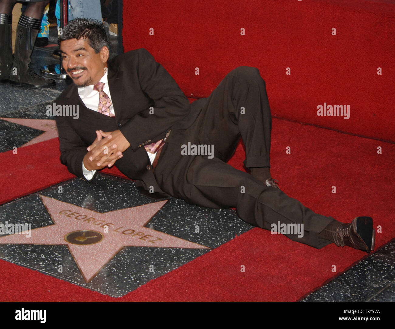 Acteur et comédien George Lopez frappe une pose avec son étoile sur le Hollywood Walk of Fame à Los Angeles le 29 mars 2006. Lopez's television comedy series "George Lopez" est diffusé son 100e épisode mercredi. (Photo d'UPI/Jim Ruymen) Banque D'Images