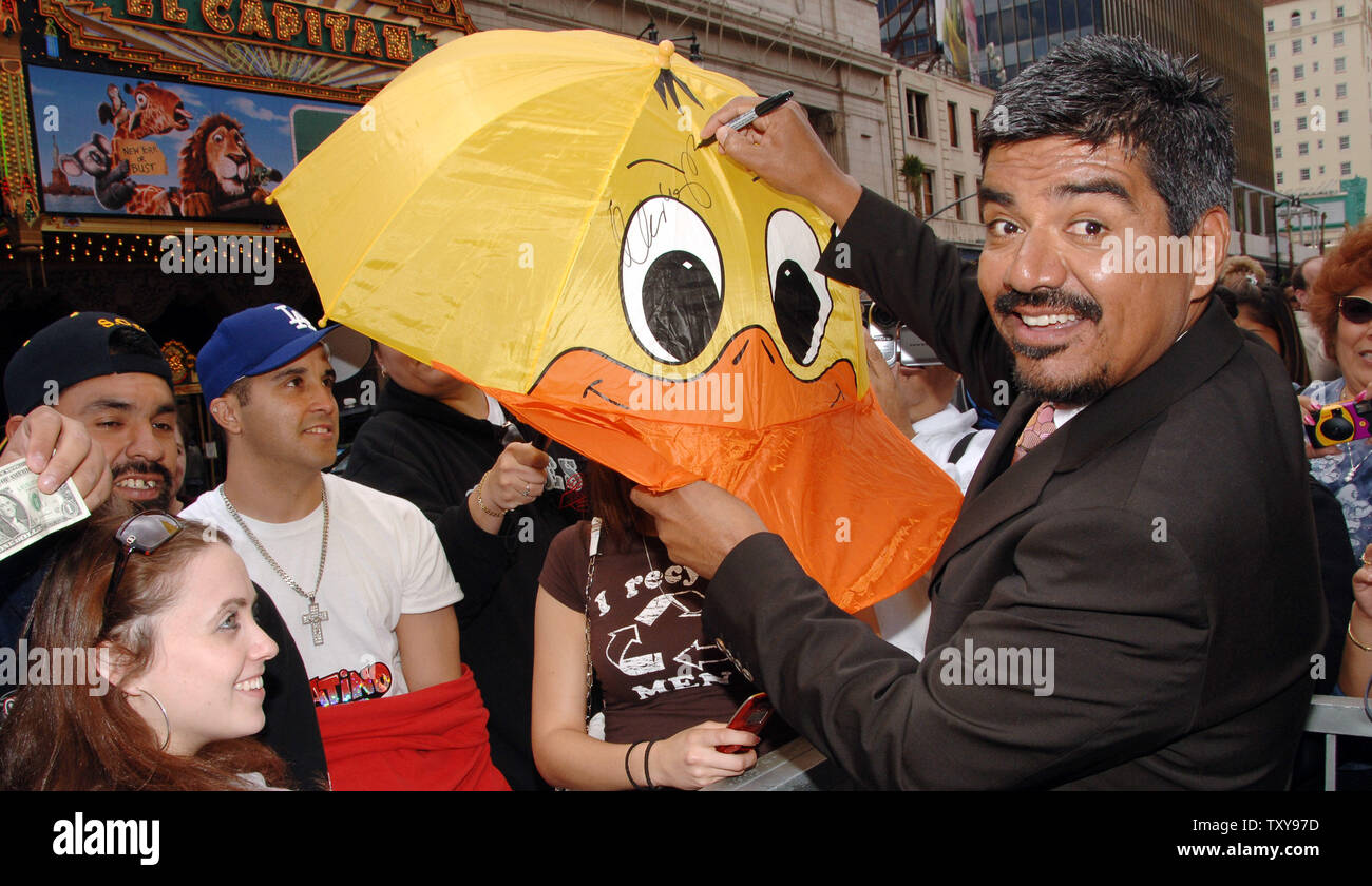 Acteur et comédien George Lopez autographes un fans unbrella comme il se mêle aux fans après avoir reçu une étoile sur le Hollywood Walk of Fame à Los Angeles le 29 mars 2006. Lopez's television comedy series "George Lopez" est diffusé son 100e épisode mercredi.(UPI Photo/Jim Ruymen) Banque D'Images