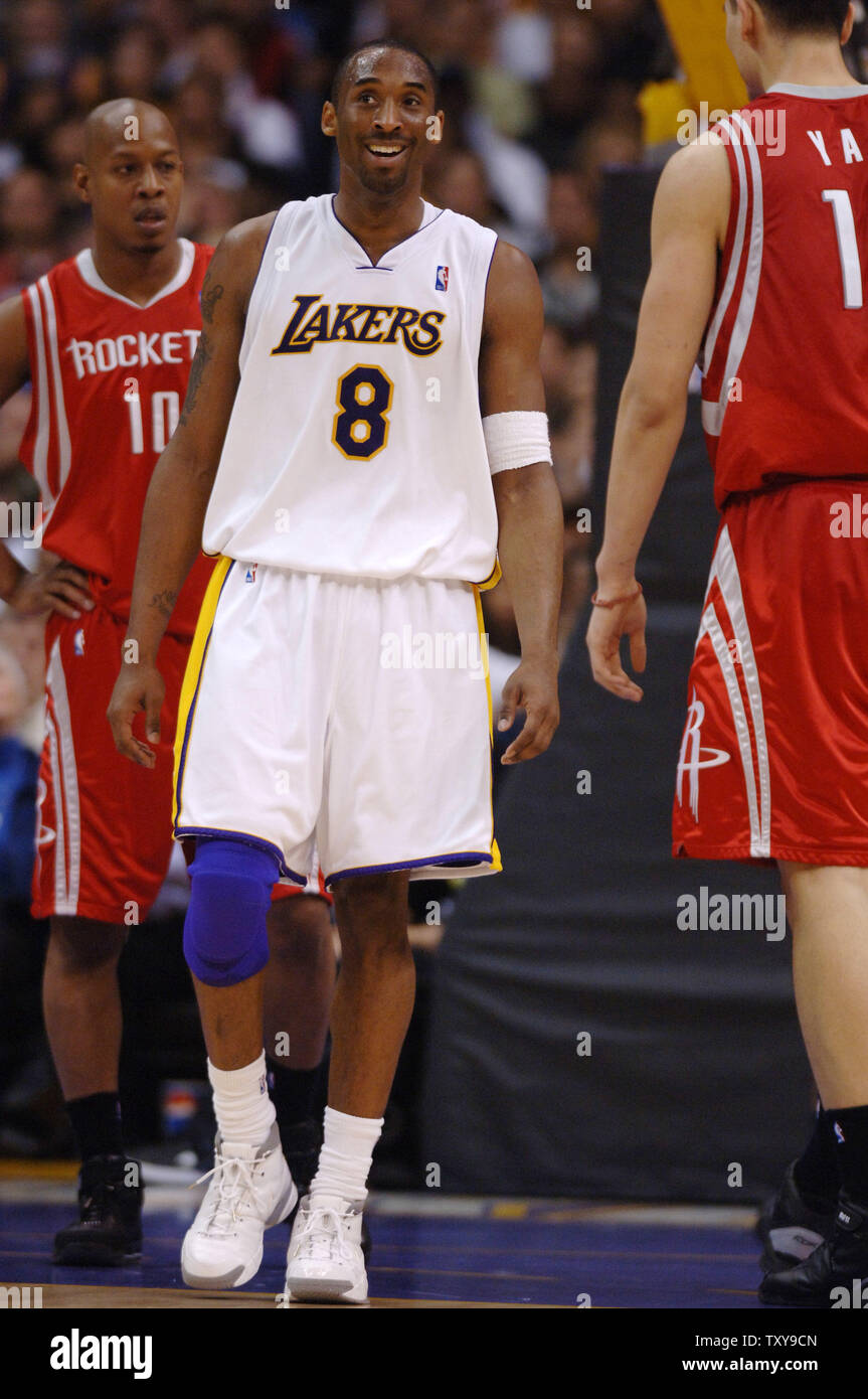 Los Angeles Lakers Kobe Bryant garde' (# 8)) est tout sourire comme Houston Rockets guard Keith Frobichait (# 10) et le centre Yao Ming (# 11) Regard sur l'action au quatrième trimestre de leur basket de la NBA au Staples Center de Los Angeles, Californie le 2 avril 2006. Bryant a marqué 43 points, son 23e match de 40 points ou plus en l'enveloppant d'une saison Lakers record établi par Elgin Baylor en 1962-1963. Les Lakers battu les Rockets 104-88. (Photo d'UPI/Jim Ruymen) Banque D'Images