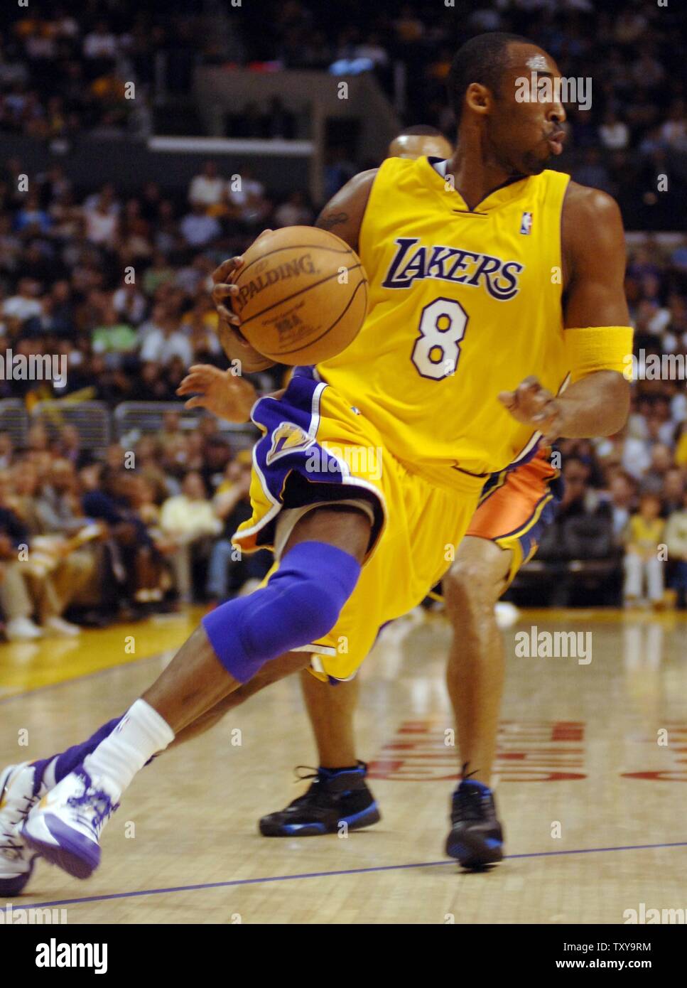 Los Angeles Lakers Kobe Bryant garde des disques durs pour le panier au cours de premier semestre de leur action de basket de la NBA avec les Golden State Warriors au Staples Center de Los Angeles le 11 avril 2006. Les Lakers a vaincu les Warriors 111-100. (Photo d'UPI/Jim Ruymen) Banque D'Images