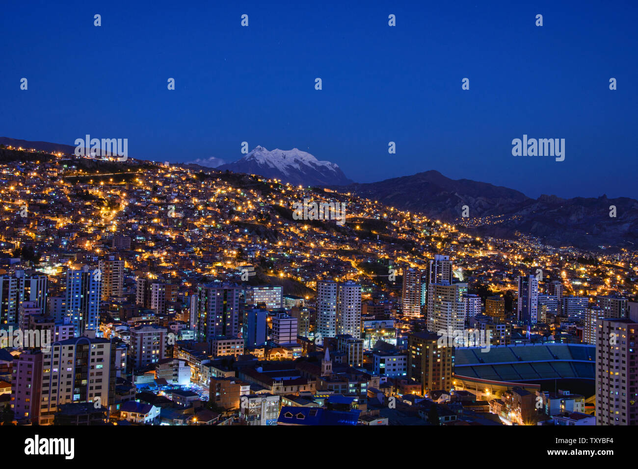 Heure bleue, avec l'Illimani dominant de la densité de La Paz, Bolivie Banque D'Images