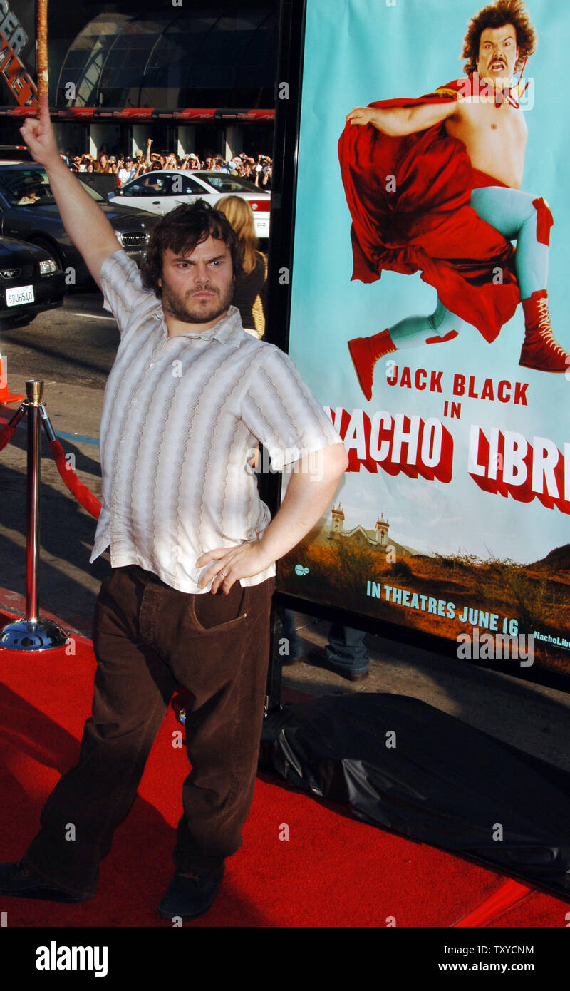 Acteur Jack Black arrive pour la première mondiale de la motion picture comedy "Nacho Libre" au Grauman's Chinese Theatre à Hollywood de Los Angeles, Californie le 12 juin 2006. Le film raconte l'histoire d'Ignacio (noir), qui est un cuisinier par jour dans un orphelinat mexicain et moonlights comme un lutteur de lucha libre pour recueillir des fonds pour les orphelins. Le film s'ouvre aux États-Unis le 16 juin. (Photo d'UPI/Jim Ruymen) Banque D'Images