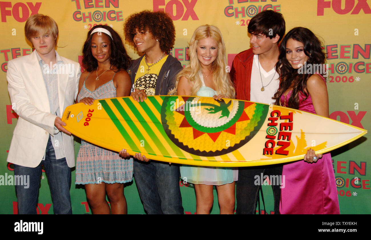 La distribution de la Disney Channel film 'High School Musical' (L-R), Lucas Grabeel, Monique Coleman, Corbin Bleu, Ashley Tisdale, Zac Efron et Vanessa Hudgens backstage apparaissent après avoir remporté le Best TV show, comédie/comédie musicale au Teen Choice Awards 2006 à Universal City, Californie, le 20 août 2006. (Photo d'UPI/Jim Ruymen) Banque D'Images