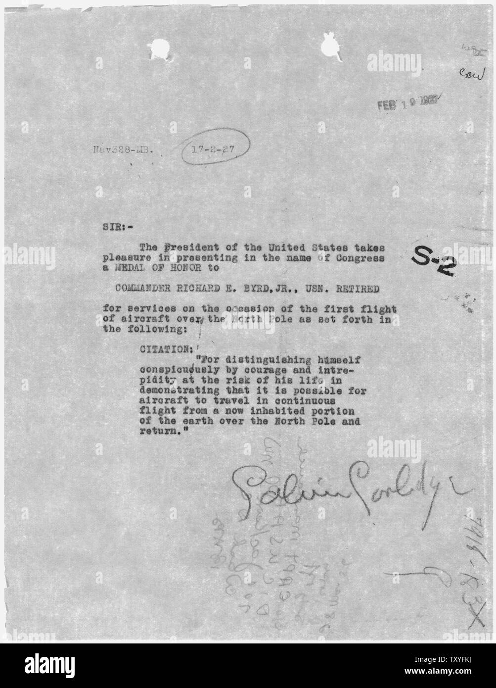 L'attribution de citations la médaille d'honneur pour le commandant Richard E. Byrd pour sa participation au premier vol au-dessus du pôle Nord ; General notes : original possible Calvin Coolidge signature. Banque D'Images