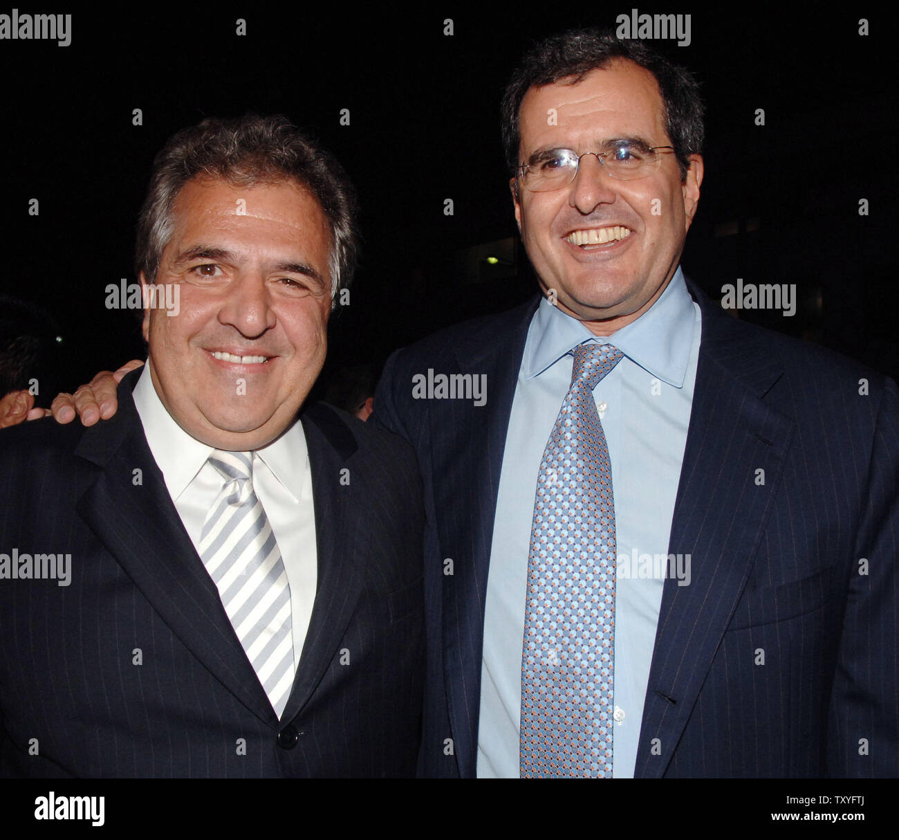 Peter Chernin (R), PDG de News Corporation et Jim Gianopulos, Président Fox Entertainment Films posent lors de la première de "le dernier roi d'Ecosse' à l'Academy of Motion Picture Arts & Sciences à Beverly Hills, Californie le 21 septembre 2006. Le film est basé sur les événements de la brutale le régime du dictateur Idi Amin vu par son médecin personnel pendant les années 1970. (Photo d'UPI/Jim Ruymen) Banque D'Images