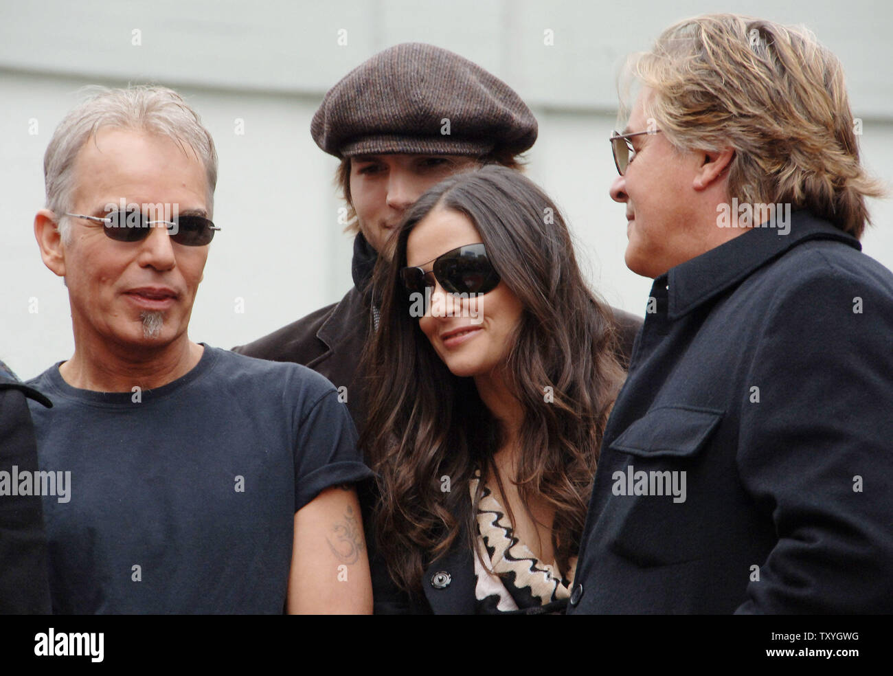 L'actrice Demi Moore (3e-L), son mari l'acteur Ashton Kutcher (2e-L) et les acteurs Billy Bob Thorton (L) et Don Johnson (R) chercher sur comme Moore l'ex-mari Bruce Willis reçoit une étoile sur le Hollywood Walk of Fame à Los Angeles, Californie le 16 octobre 2006. (Photo d'UPI/Jim Ruymen) Banque D'Images