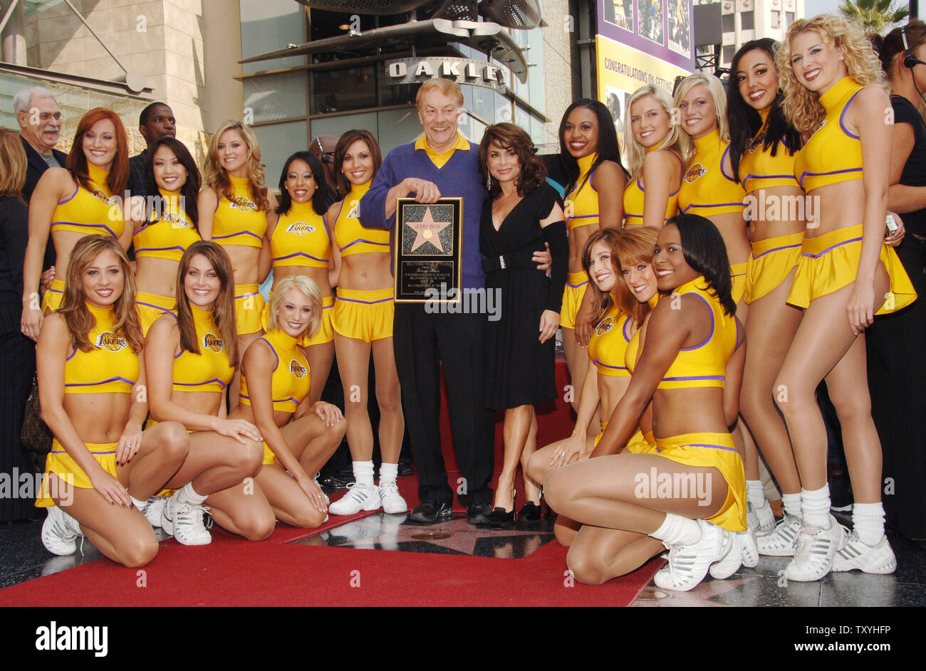 Jerry Buss (C), propriétaire des Los Angeles Lakers, l'équipe de basket-ball professionnel contient une réplique de la plaque qu'il pose avec Laker Girls cheerleaders et ancien Lakers Girl, l'actrice et chanteuse Paula Abdul (robe noire), après son étoile a été dévoilée sur le Hollywood Walk of Fame à Los Angeles le 30 octobre 2006.(UPI Photo/Jim Ruymen) Banque D'Images