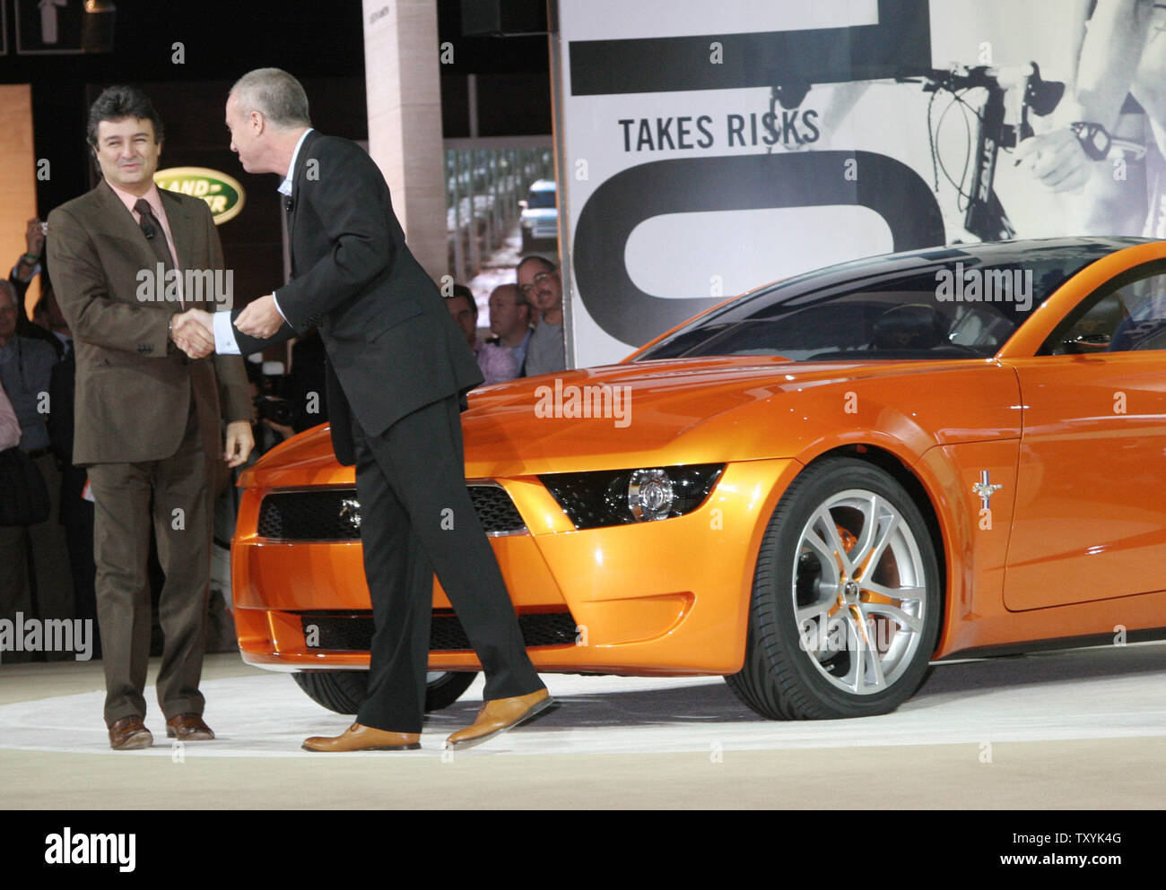 Designer Fabrizio Giugiaro (L), serre la main du vice-président du groupe Ford J Mai après le dévoilement d'un Mustang par Giugiaro, un concept car alimenté par Ford Racing technologies, au Los Angeles Auto Show de Los Angeles le 29 novembre 2006. (Photo d'UPI/David Silpa) Banque D'Images