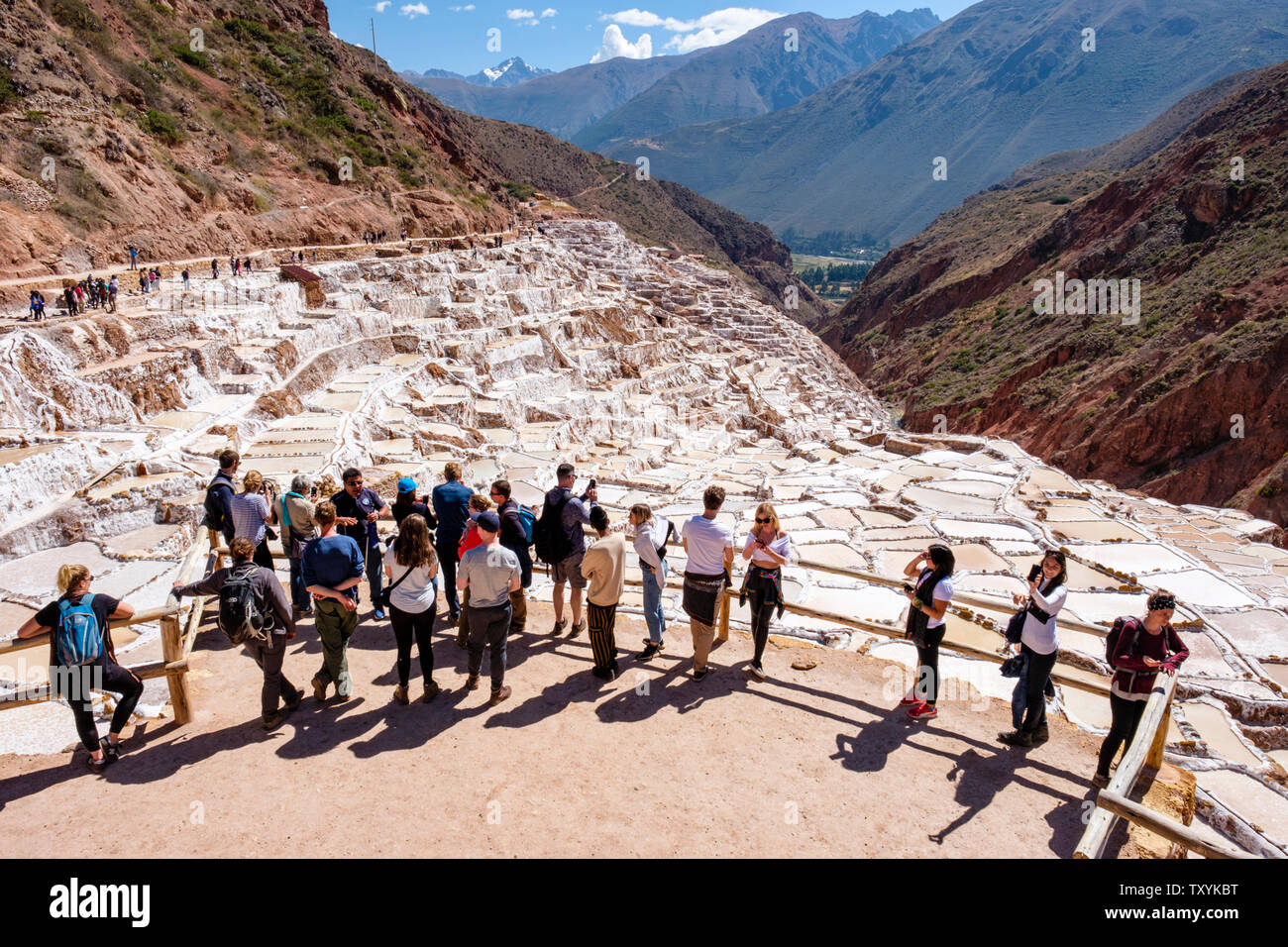 Les touristes visitant les salineras de Maras / Maras Salt Mines. Extraction de sel dans les bassins de sel de Maras, terrasses et étangs, tourisme de masse, Pérou Vallée Sacrée. Banque D'Images