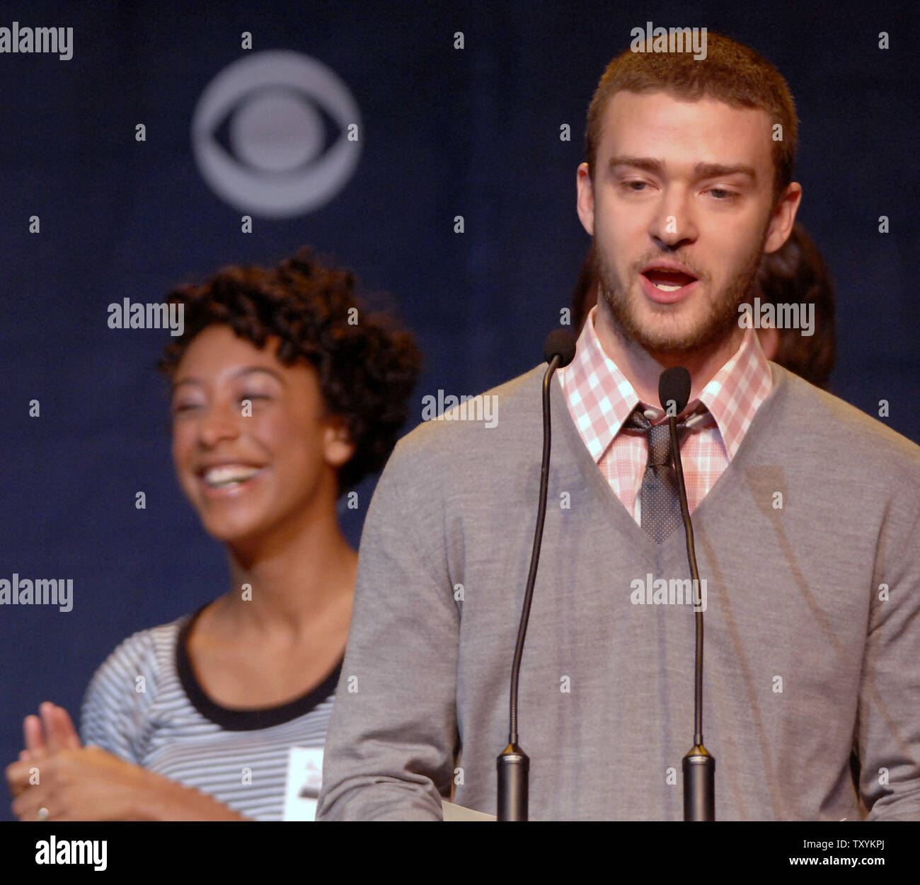 Chanteur Justin Timberlake (R), qui a reçu quatre candidatures annonce les candidats au cours de la 49e cérémonie annuelle de remise des prix Grammy nominations conférence de presse à Los Angeles le 7 décembre 2006. Réagir est fellow du présentateur, chanteur britannique Corinne Bailey Rae. Les Grammys aura lieu à Los Angeles le 11 février, 2007. (Photo d'UPI/Jim Ruymen) Banque D'Images