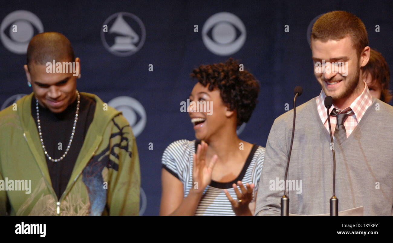 Chanteur Justin Timberlake (R), qui a reçu quatre candidatures annonce la nomination pour le meilleur nouvel artiste Chris Brown (L) lors de la 49e cérémonie annuelle de remise des prix Grammy nominations conférence de presse à Los Angeles le 7 décembre 2006. Réagir est fellow du présentateur, chanteur britannique Corinne Bailey Rae. Les Grammys aura lieu à Los Angeles le 11 février, 2007. (Photo d'UPI/Jim Ruymen) Banque D'Images