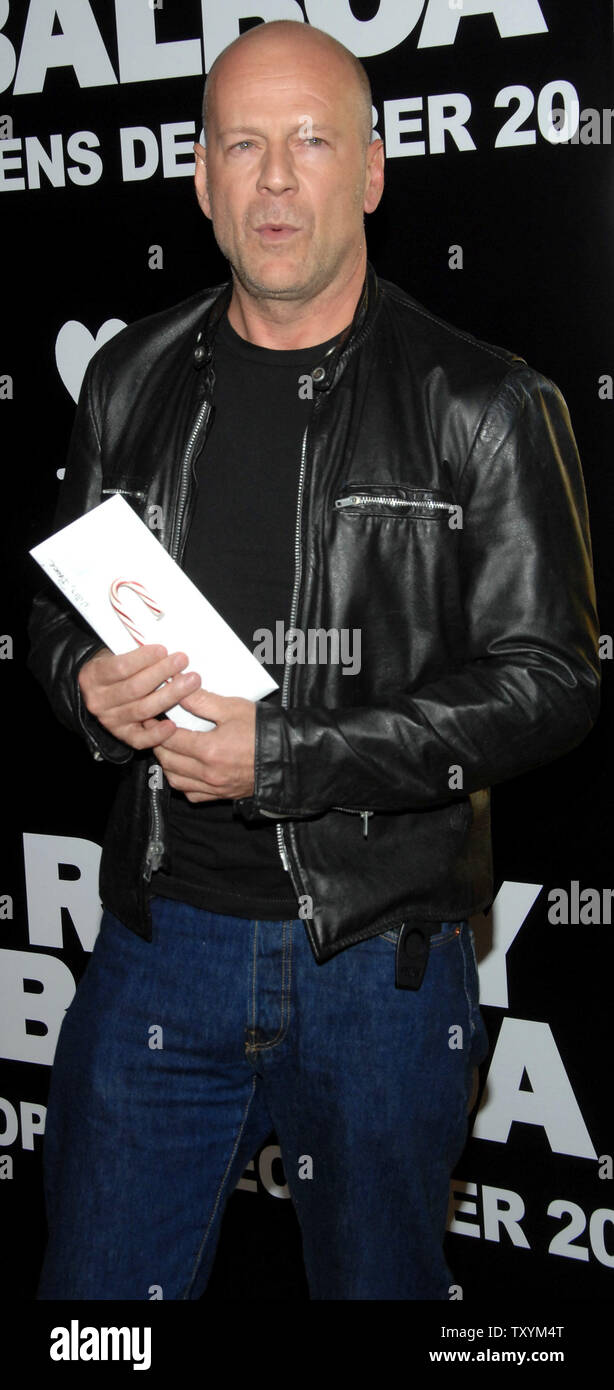 Acteur Bruce Willis arrive comme un invité pour la première de the motion picture drama 'Rocky Balboa', au Grauman's Chinese Theatre dans la section Hollywood de Los Angeles le 13 décembre 2006. (Photo d'UPI/Jim Ruymen) Banque D'Images