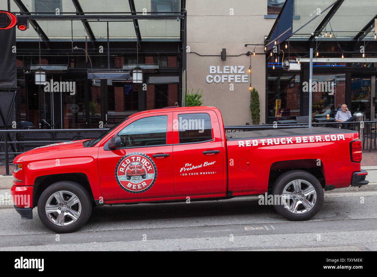 Camion rouge livraison camion rouge de la bière dans le quartier de Yaletown heritage Vancouver British Columbia Banque D'Images